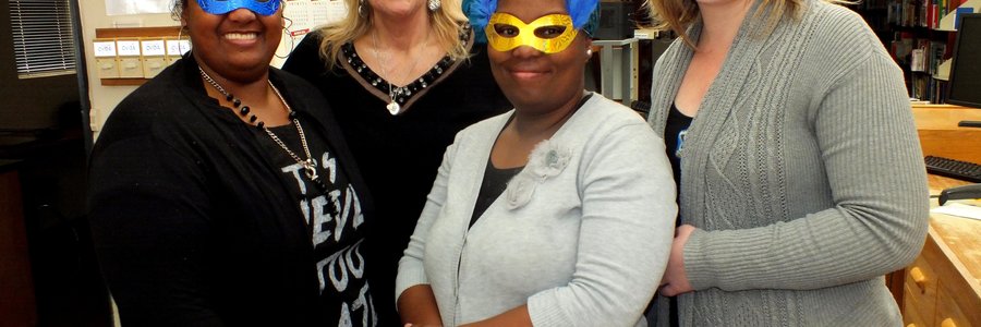 Vlnr is Ronette Dreyer, Sharman Geldenhuys, Bussiswe Mtatase en Edna van der Linde met hulle maskers ná hul deelname aan Loslitdag